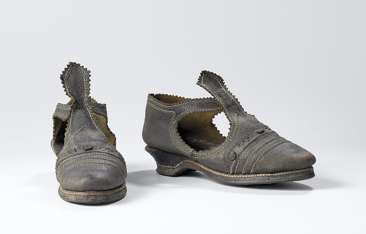 Barocke Damenschuhe: Absatz, Seide und höfische Pracht
