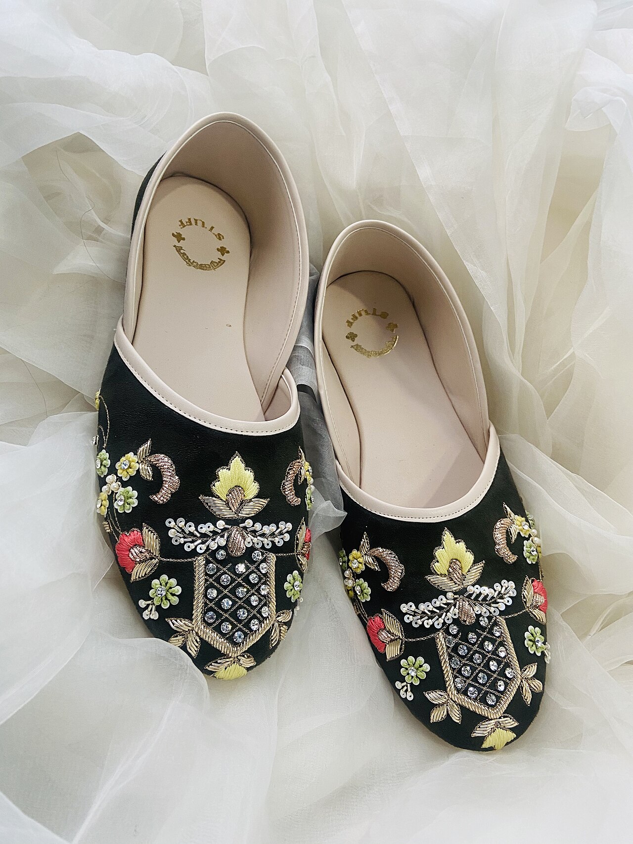 Indische Mojaris: bestickte Schuhe der Maharadschas