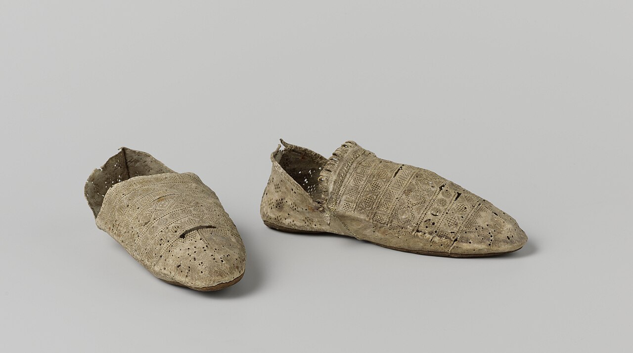 Renaissance-Schuhe: Kuhmaulschuhe, Absatz und neue Eleganz